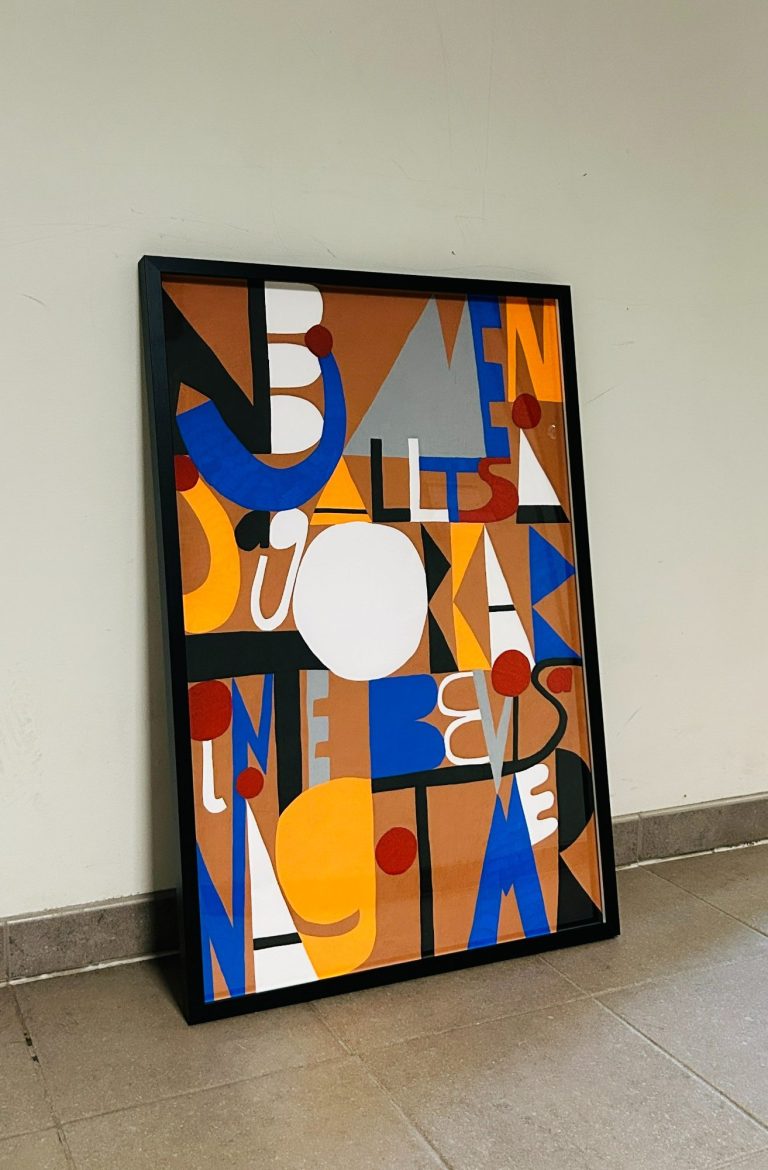 Färgglad abstrakt konst med geometriska former och bokstäver i olika färger.